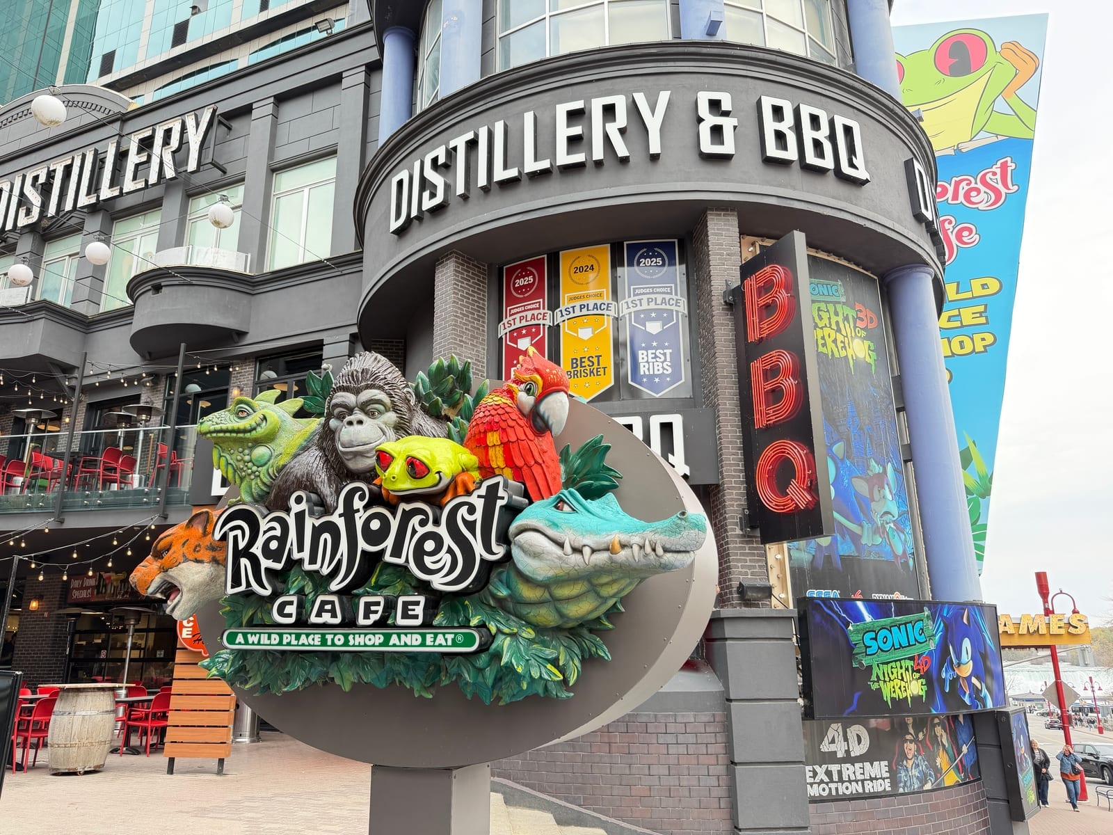 Clifton Hill attractions and signage