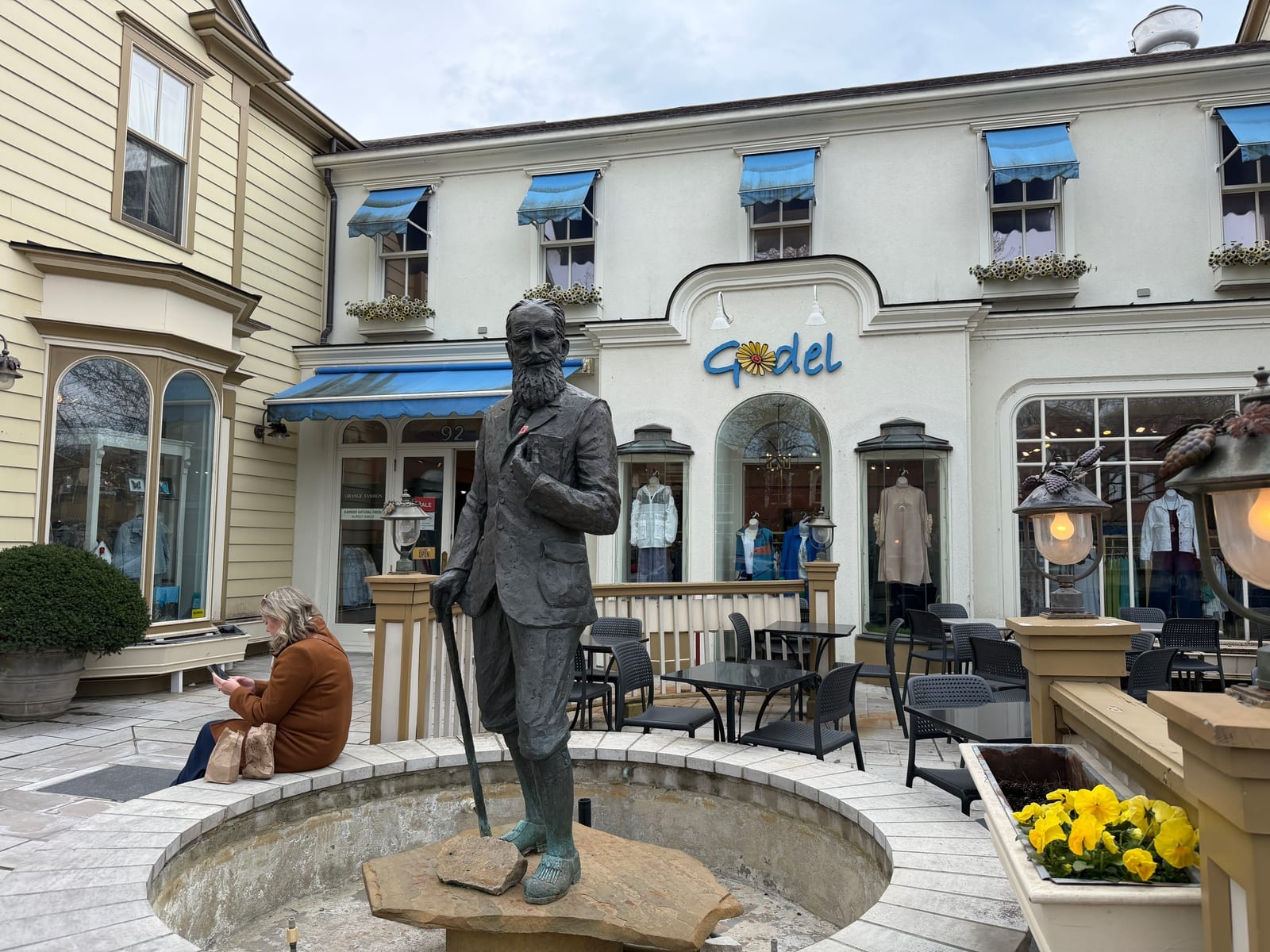 George Bernard Shaw statue near Shaw Cafe and Wine Bar on Queen Street Niagara-on-the-Lake