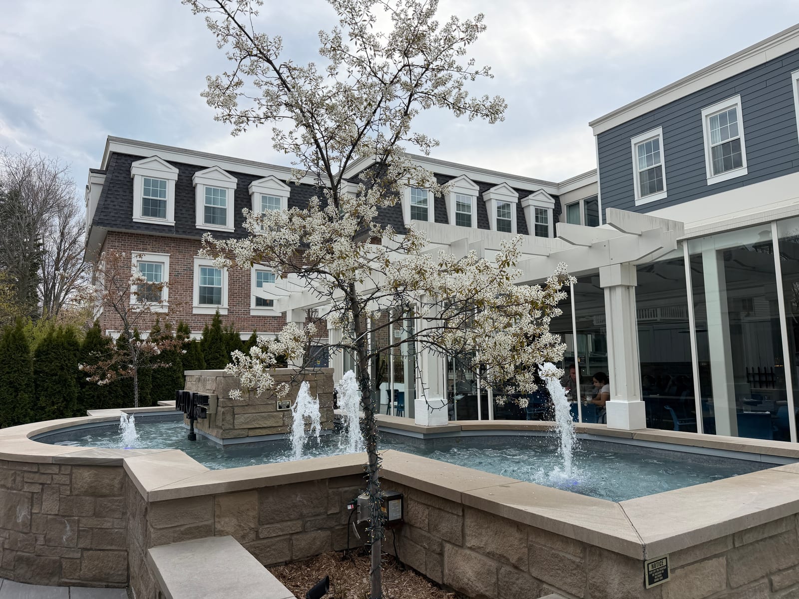Treadwell Cuisine fountain seating exterior in Niagara-on-the-Lake