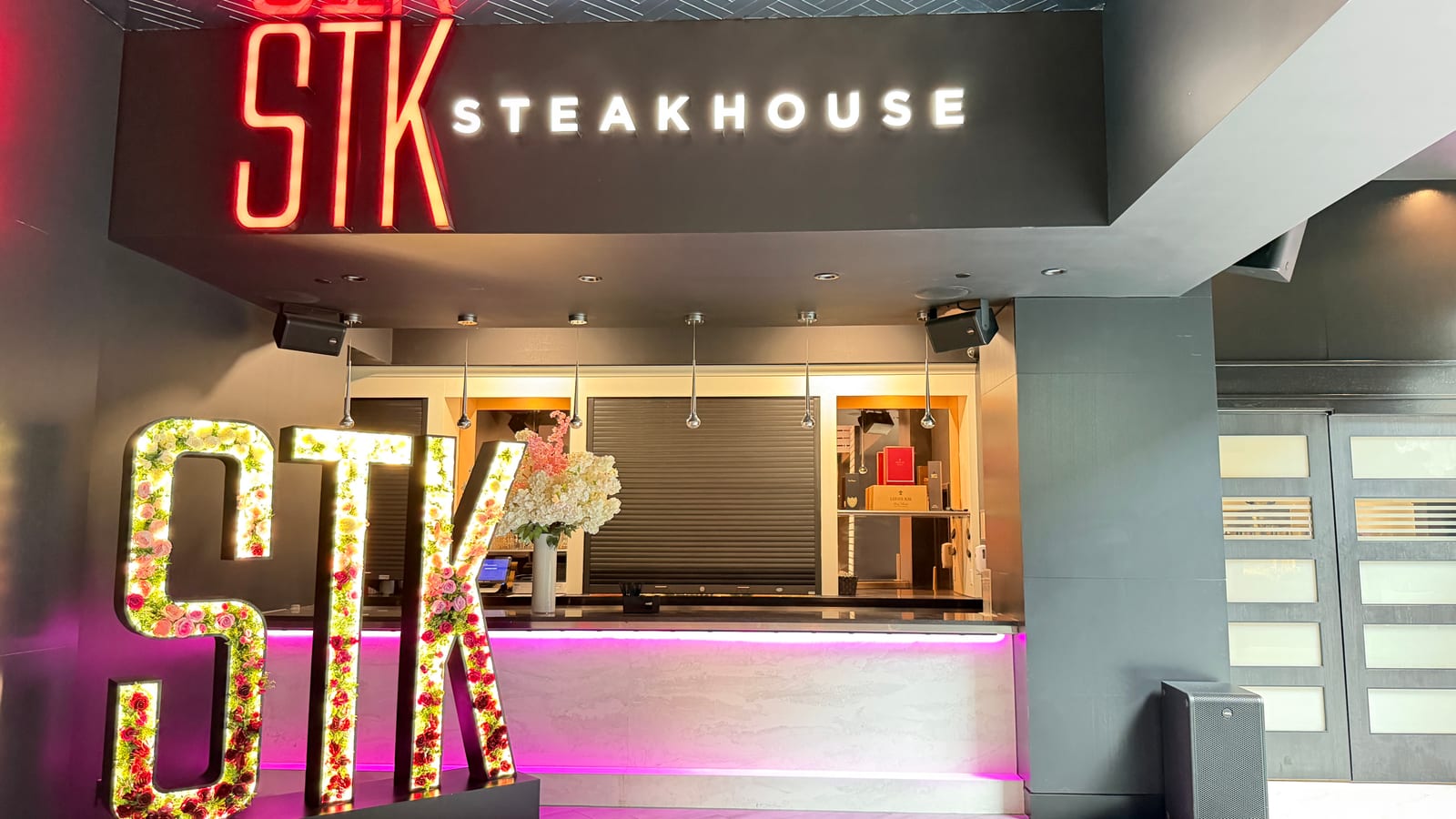 STK Steakhouse Fallsview atmosphere