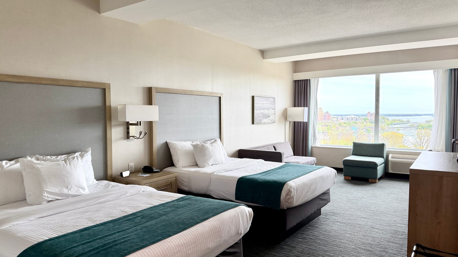 Vittoria Hotel Niagara Falls guest room